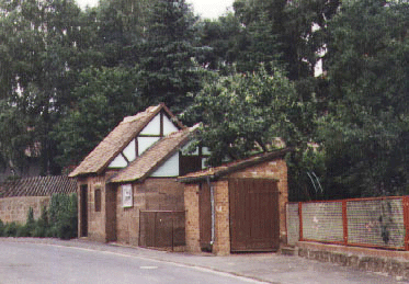 Backhaus 1993 nach der Renovierung und die alte Gemeindewaage