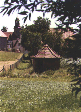 Der alte Brunnen mit der Kirche im Hintergrund